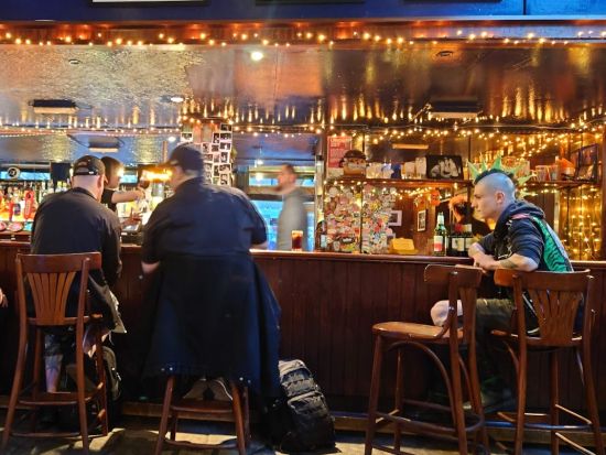 「オアシス」＆90年代ブリットポップ聖地巡りとカムデンマーケット！半日ウォーキングツアー  パブでの1杯付き＜約4時間／貸切／日本語ガイド＞ by アートローグ