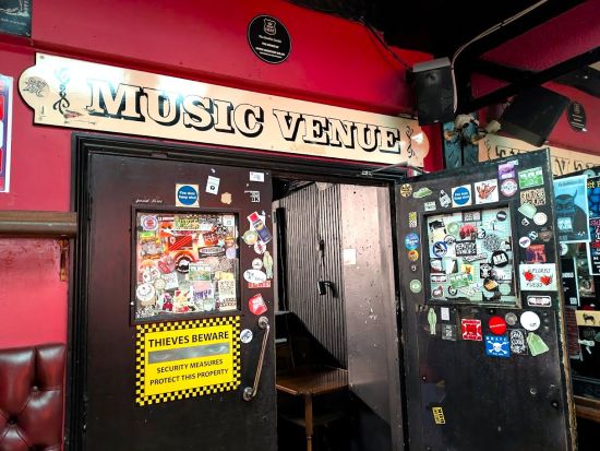 「オアシス」＆90年代ブリットポップ聖地巡りとカムデンマーケット！半日ウォーキングツアー  パブでの1杯付き＜約4時間／貸切／日本語ガイド＞ by アートローグ