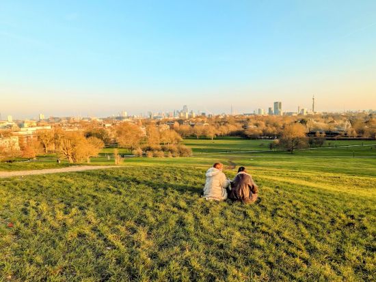 「オアシス」＆90年代ブリットポップ聖地巡りとカムデンマーケット！半日ウォーキングツアー  パブでの1杯付き＜約4時間／貸切／日本語ガイド＞ by アートローグ