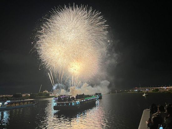 【5月30日(土)開催 足立花火大会】目の前で打ち上がる約13,000発の絶景花火を堪能！国内＆海外の観光客も大歓迎！会席料理＆飲み放題付 ＜乗合＞by なわ安