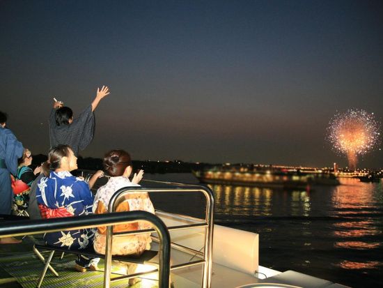 【5月30日(土)開催 足立花火大会】目の前で打ち上がる約13,000発の絶景花火を堪能！国内＆海外の観光客も大歓迎！会席料理＆飲み放題付 ＜乗合＞by なわ安