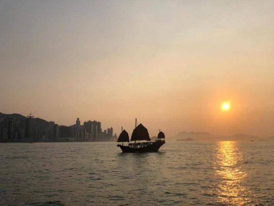香港の伝統帆船ダックリング号（鴨霊号）乗船チケット ビクトリアハーバーを彩る夕景または夜景を満喫！＜サンセット / ナイトクルーズ＞