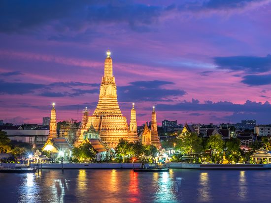 Chao Phraya River_Wat Arun_shutterstock_219128044