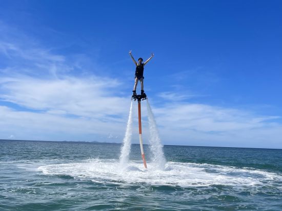 フライボード体験 新定番アクティビティで空中散歩！空を飛ぶスリルと爽快感を体験◎マリンチューブ付プランも＜名護市・今帰仁村・古宇利島＞