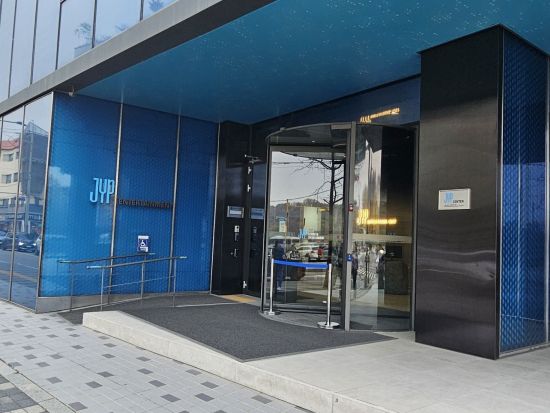 K-POPアイドル4大事務所巡りツアー　HYBE＆SM＆YG＆JYP訪問＋KSPOドーム観光 ＜午後／KPOPに詳しい日本語ガイド＞