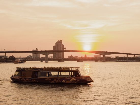 チャオプラヤ川ディナークルーズ「オークラクルーズ」　季節の会席 または 鉄板焼き＜アジアティーク集合＞