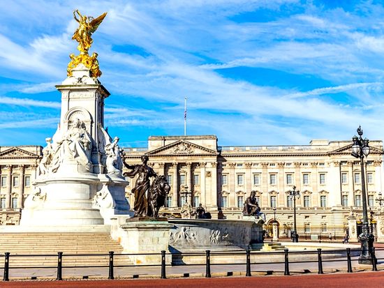 uk_london_buckingham_palace_shutterstock_626264840