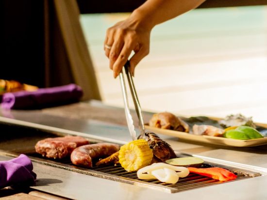 ビーチハウスグリルBBQ食事券＆事前予約サービス　ビーチを眺めながら開放的な空間で楽しむBBQディナー！＜デュシットビーチリゾートグアム内＞