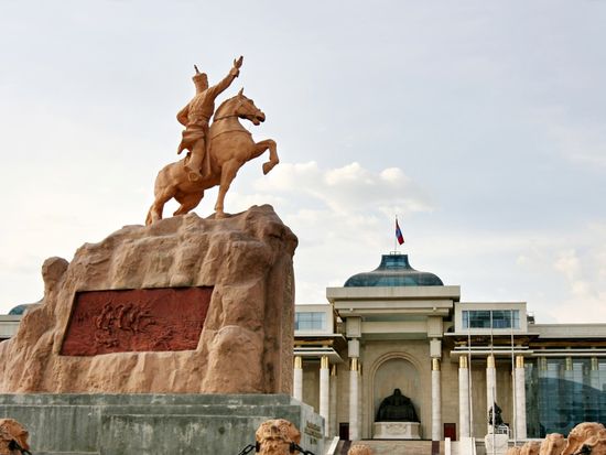 Mongolia_Ulaanbaatar_Sukhbaatar Square_shutterstock_25425136