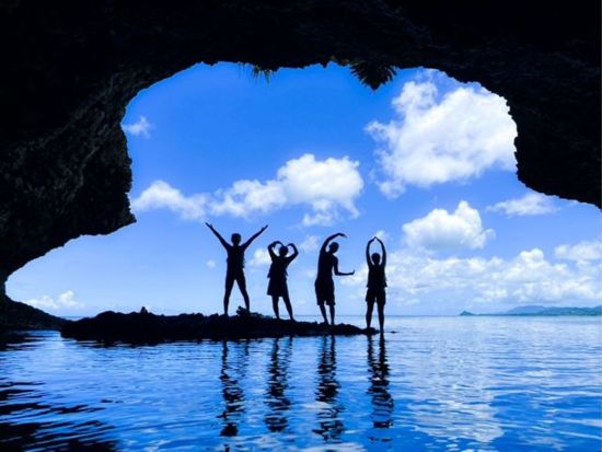 【初心者・お子様・泳げない方も大歓迎】ウミガメシュノーケリング&青の洞窟探検 遭遇率が高いポイントへご案内！GoPro撮影でSNS映え＜約1時間30分／送迎可＞