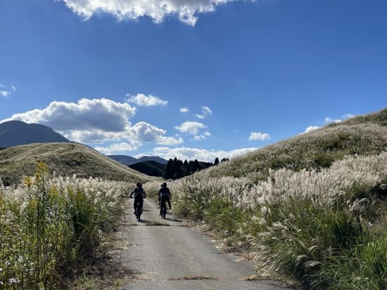 阿蘇半日サイクリングツアー　電動E-bikeで阿蘇の絶景と田園風景を地元ガイドと巡る旅 ＜2.5～6時間／道の駅阿蘇発着＞ by NPO法人ASO田園空間博物館