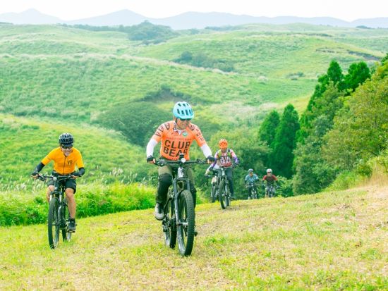 阿蘇の草原電動E-bikeツアー　許可がないと立ち入れない牧野を電動自転車で駆け抜ける！＜2.5～6時間／道の駅阿蘇発着＞ by NPO法人ASO田園空間博物館