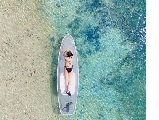 川平湾クリアSUPツアー 少人数開催！今話題の透明なSUPを体験！"ミシュラン"三ツ星の絶景スポットを満喫◎ドローン撮影無料＜約1時間30分／送迎可＞