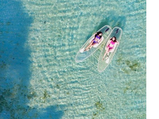 川平湾クリアSUPツアー 少人数開催！今話題の透明なSUPを体験！"ミシュラン"三ツ星の絶景スポットを満喫◎ドローン撮影無料＜約1時間30分／送迎可＞