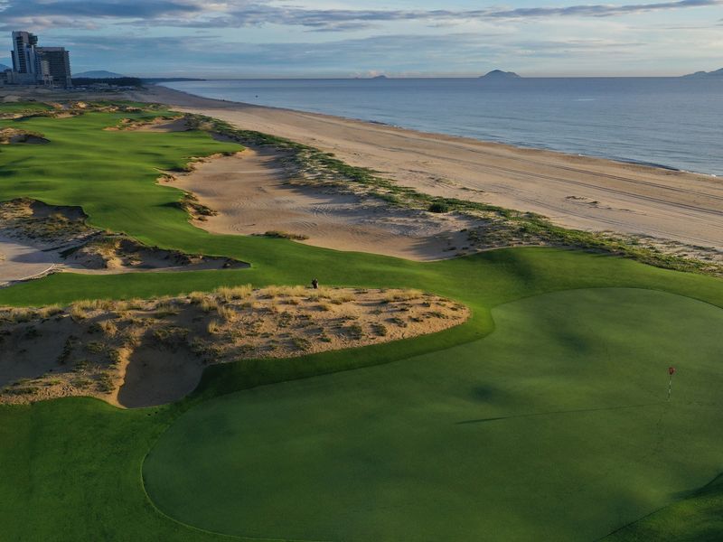 HOIANA SHORES GOLF CLUB OPENS