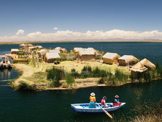 floating Uros islands on the Tit