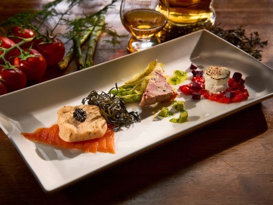 ウイスキーの博物館「スコッチウイスキー・エクスペリエンス」ツアー　スコットランド伝統料理のディナー付き＜英語ガイド／試飲付き＞ 