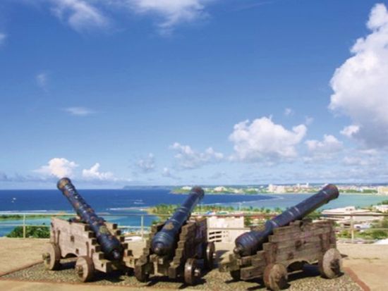 グアム島内観光半日ツアー　アプガン砦＋ラッテストーン＋恋人岬＋マイクロネシアモールなどを訪問！空港お送りも可能＜午前／月・金／英語ガイド／送迎付き＞