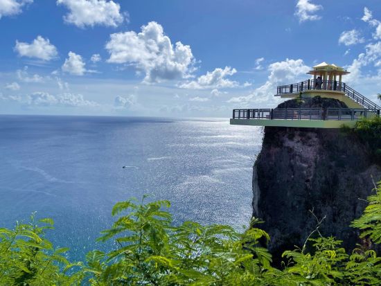 グアム島内観光半日ツアー　アプガン砦＋ラッテストーン＋恋人岬＋マイクロネシアモールなどを訪問！空港お送りも可能＜午前／月・金／英語ガイド／送迎付き＞