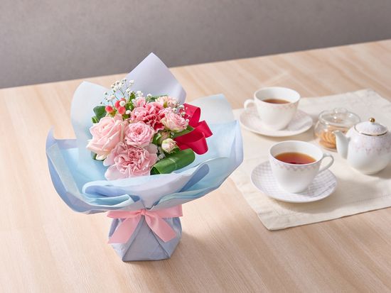 10481553-001_バラとカーネーションのそのまま飾れるブーケ　彩りスイートピンク_スタンディングブーケ彩りスイートピンクイメージ_img1_S