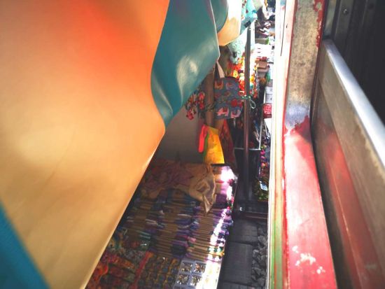 本格象乗り体験＋メークロン線路市場半日観光ツアー　列車の乗車体験付き　タイ料理の昼食付きプランあり＜午前／日本語ガイド＞