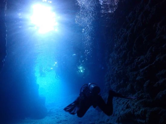青の洞窟体験ダイビング ボートで楽々アクセス！初心者・お子様連れも安心の貸切ガイドツアー＜1～2ダイブ／4時間／写真＆動画プレゼント／恩納村＞