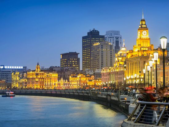China_Shanghai_The Bund_Night_外灘_shutterstock_437231482