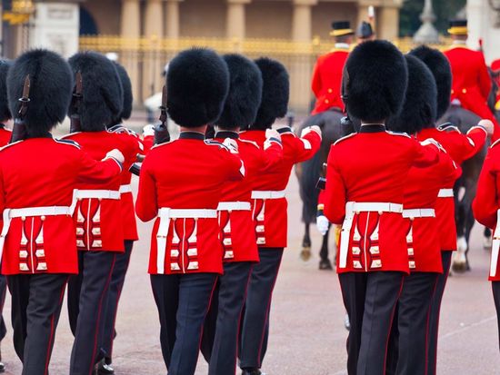 RS4324_Royal-Guards-Marching