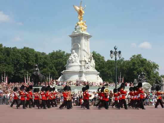 ベストポジションで見学するバッキンガム宮殿の衛兵交代式ツアー　ガイドの解説付き！＜午前／約1時間半／英語ガイド＞