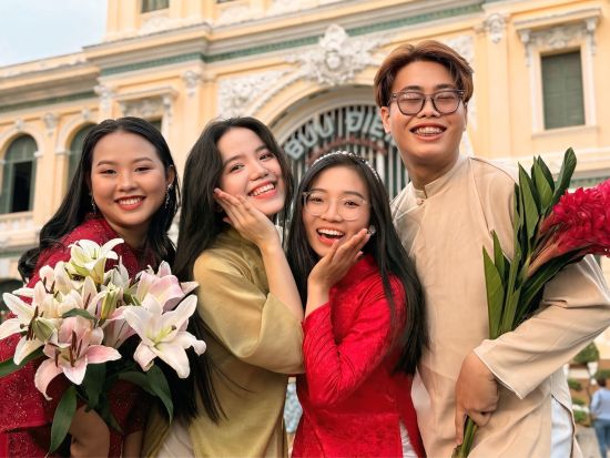 ホーチミン市内観光ツアー　伝統衣装アオザイを着てフォトジェニックスポットを巡る ＜英語または日本語ガイド／貸切プランあり＞