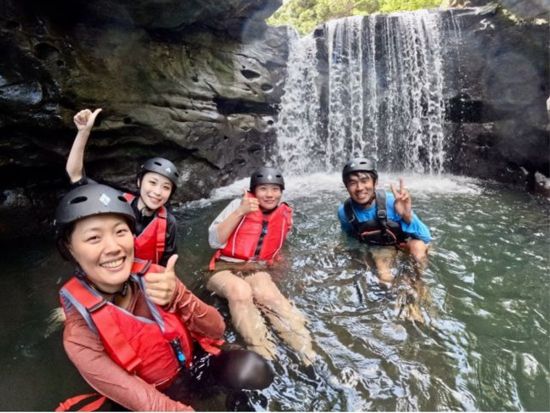 【貸切】半日オオミジャの滝ツアー キャニオニング＆飛び込み体験！夏の定番アクティビティをとことん楽しもう◎＜約3時間／1～7名／送迎可／写真プレゼント＞