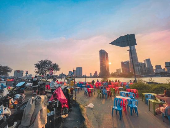 ホーチミン食べ歩きツアー　地元グルメと美しい景色を満喫！ ＜英語または日本語ガイド＞