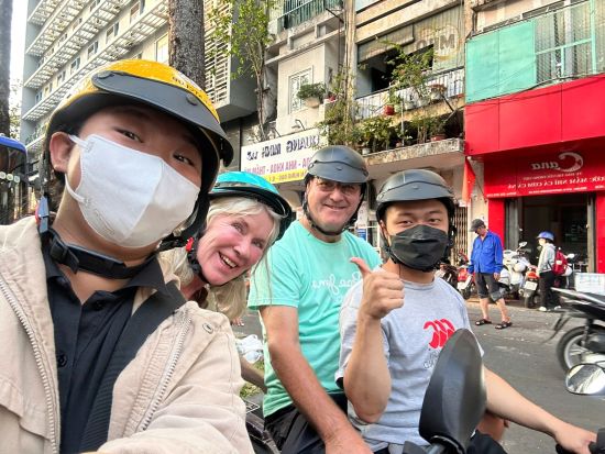 ホーチミン市内バイクツアー　バイクに乗って地元ガイドと一緒にホーチミンの名所を観光！ ＜英語または日本語ガイド＞