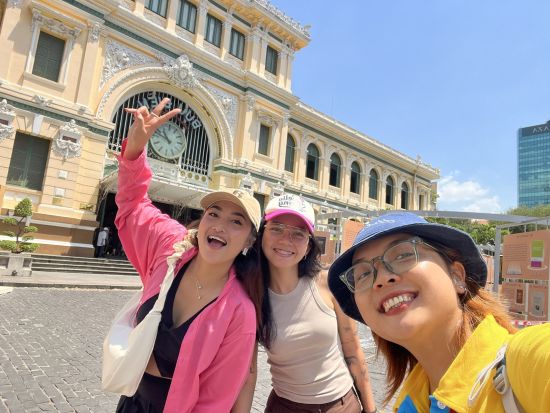 ホーチミン市内バイクツアー　バイクに乗って地元ガイドと一緒にホーチミンの名所を観光！ ＜英語または日本語ガイド＞