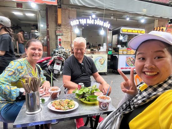 ホーチミングルメツアー バイクで巡るローカルB級グルメ旅！ ＜英語または日本語ガイド＞