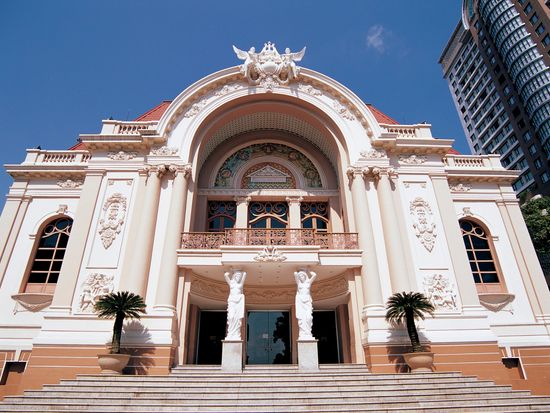Vietnam_Ho Chi Minh_Saigon Opera House_pixta_1861783