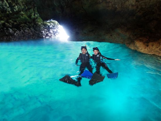 青の洞窟シュノーケリングor体験ダイビング シャトルバス送迎でレンタカーなしでもOK！ボートエントリーで移動も楽々♪＜昼食付／那覇発・北谷発＞