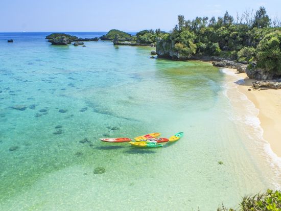 シーカヤック 透明度抜群の海でのんびり漕ごう◎ シャトルバスでらくらく移動！＜那覇発・北谷発＞