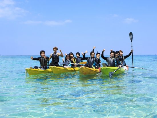 シーカヤック 透明度抜群の海でのんびり漕ごう◎ シャトルバスでらくらく移動！＜那覇発・北谷発＞