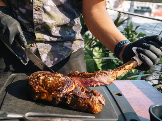 アロハ・ステーキハウス　食事券＆事前予約　看板メニューの絶品トマホークステーキを堪能！＜夕食＞