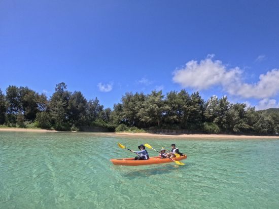 奄美大島【クリアカヤック】奄美ブルーを海上散歩で満喫！海面に浮かびながら海の中を覗いてみよう！ドローン撮影無料　お一人様も可能 by 奄美シーランド