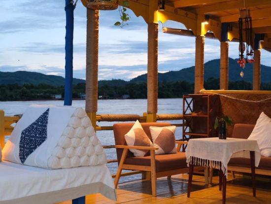 メコン川サンセットクルーズで絶景ディナー体験！市内観光付プランあり＜日本語ガイド／3コース／ルアンパバーン発＞