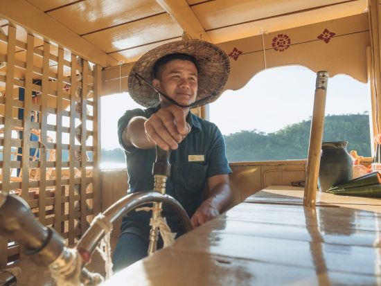 メコン川サンセットクルーズで絶景ディナー体験！市内観光付プランあり＜日本語ガイド／3コース／ルアンパバーン発＞