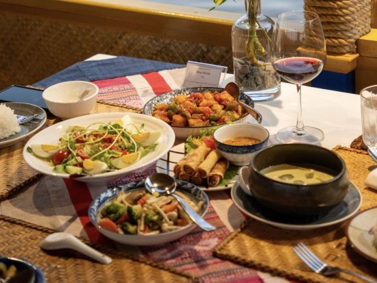 メコン川サンセットクルーズで絶景ディナー体験！市内観光付プランあり＜日本語ガイド／3コース／ルアンパバーン発＞