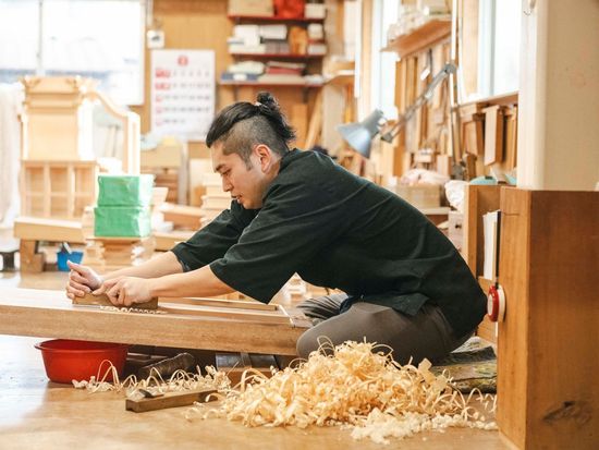 職人による鉋掛け