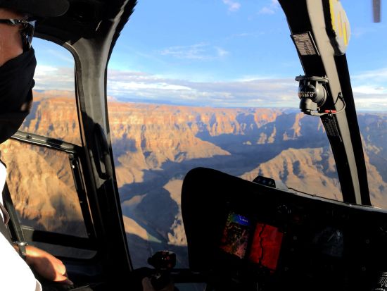 ヘリコプターで行く　グランドキャニオン・ウエスト絶景遊覧＆谷底着陸ツアー　軽食付き＜日本語ナレーション／送迎付き＞