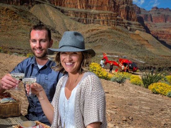 ヘリコプターで行く　グランドキャニオン・ウエスト絶景遊覧＆谷底着陸ツアー　軽食付き＜日本語ナレーション／送迎付き＞