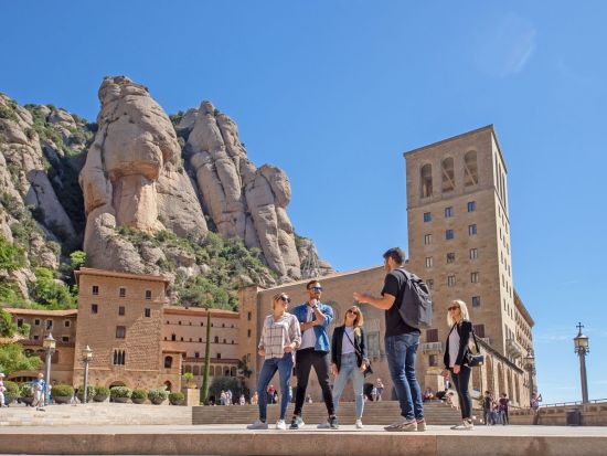 モンセラット修道院＋ジローナ＋コスタ・ブラバ1日観光ツアー＜英語／バルセロナ発＞