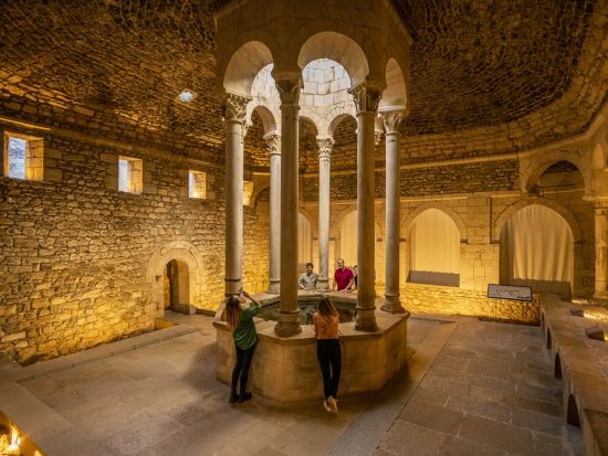 モンセラット修道院＋ジローナ＋コスタ・ブラバ1日観光ツアー＜英語／バルセロナ発＞