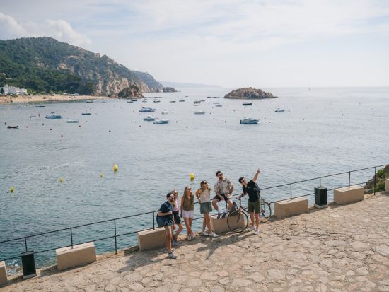 モンセラット修道院＋ジローナ＋コスタ・ブラバ1日観光ツアー＜英語／バルセロナ発＞